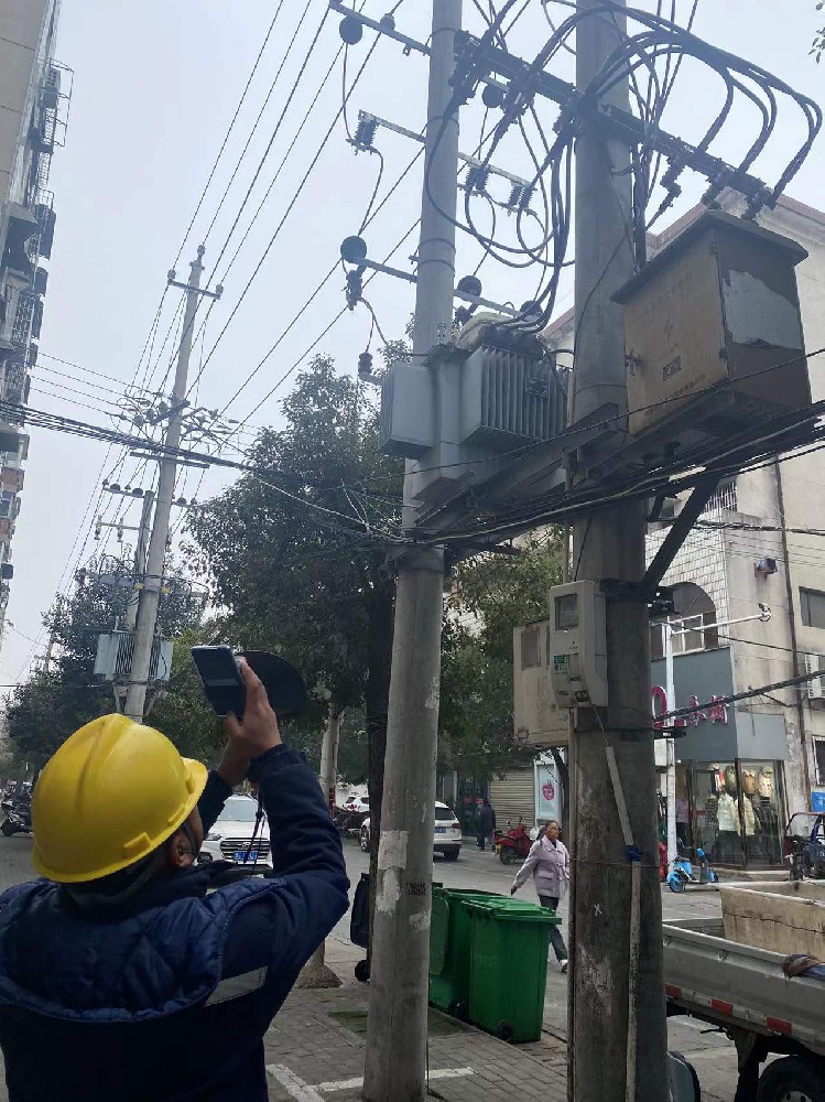 宏博測控進(jìn)行架空線路巡檢現(xiàn)場