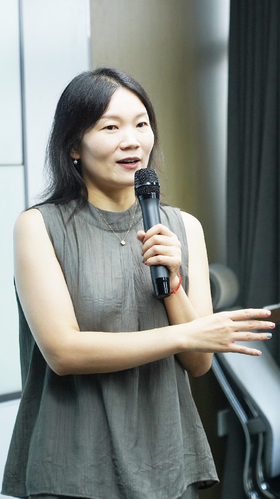 顧麗娜.JPG